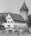 Bei einem Siedersfest wohl Mitte oder Ende der 20er Jahre, das Gebäude ist bereits teilweise umgebaut, der Turm noch im alten Zustand (StadtA Schwäb. Hall FS 0931d)