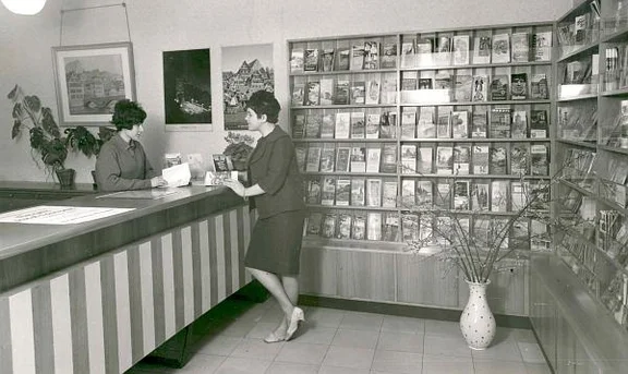 Städtisches Verkehrsamt im Untergeschoss, um 1970. Foto: Eberhard Weller (StadtA Schwäb. Hall FS 00797d)