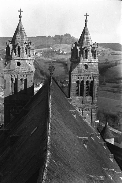 Die beiden Osttürme, gesehen vom Westturm aus. Undat., um 1928-1935. Fotograf unbekannt (StadtA Schwäb. Hall DIG 05641, Original: Ivo Lavetti / www.nostalgus.de, alle Rechte vorbehalten)