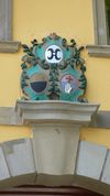 Wappenstein an der Südostseite, Januar 2008. Unten zwei Wappen der Reichsstadt Schwäbisch Hall, das obere Wappen ist bislang nicht identifziert. Foto: Dietmar Hencke (StadtA SHA Server Häuserlexikon)