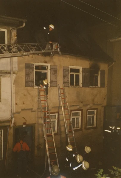 Der Brand des Hauses Zollhüttengasse 18 am 12. August 1987 löste einen Großeinsatz der Feuerwehr aus, das Gebäude musste in der Folge abgebrochen werden. Foto: Freiwillige Feuerwehr Schwäbisch Hall (StadtA Schwäb. Hall Q23/12)