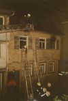 Der Brand des Hauses Zollhüttengasse 18 am 12. August 1987 löste einen Großeinsatz der Feuerwehr aus, das Gebäude musste in der Folge abgebrochen werden. Foto: Freiwillige Feuerwehr Schwäbisch Hall (StadtA Schwäb. Hall Q23/12)