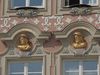 Kaiserportraits von Karl d. Gr. und Karl V. über den beiden östlichen Fenstern des Ersten Stocks, April 2017. Foto: Daniel Stihler (StadtA Schwäb. Hall DIG 10156)
