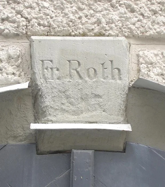 Schlußstein mit dem Namen „Roth“ auf der Rückseite, April 2007. Foto: Daniel Stihler (StadtA Schwäb. Hall Server Häuserlexikon)