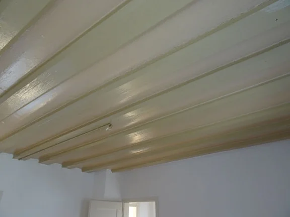 Bretter-Balken-Decke im Obergeschoss des rückwärtigen Anbaus, vermutlich aus der Zeit um 1600.  Aufnahme von 2015, vor dem Beginn der grundlegenden Sanierung. Foto: Albrecht Bedal (StadtA Schwäb. Hall DIG 10569)