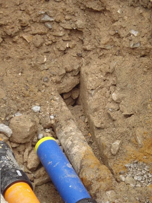 Reste der westlichen Stirnmauer zum Rathaus hin (rechts neben dem alten Rohr). Bild vom 28.3.2008, Foto: Daniel Stihler (StadtA SHA Server Häuserlexikon)