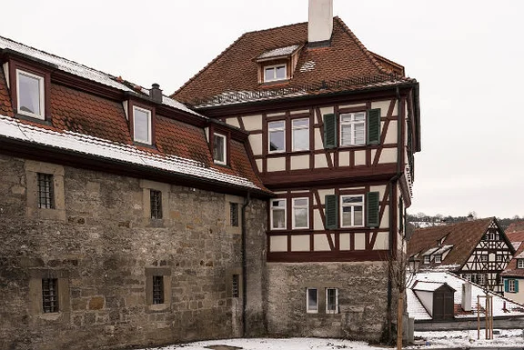 Ostansicht mit altem Kriminalgefängnis, Januar 2017. Foto: Dietmar Hencke (StadtA Schwäb. Hall DIG 09444)