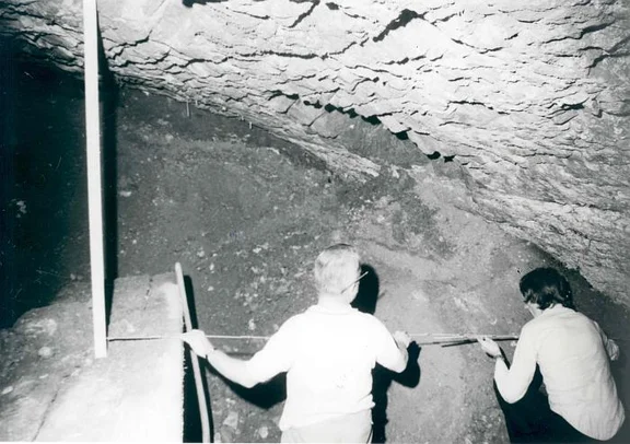 1973 bei Bauarbeiten angeschnittener Keller des mittelalterlichen Rathauses. Foto: Hans Kubach (StadtA SHA FS 02874)
