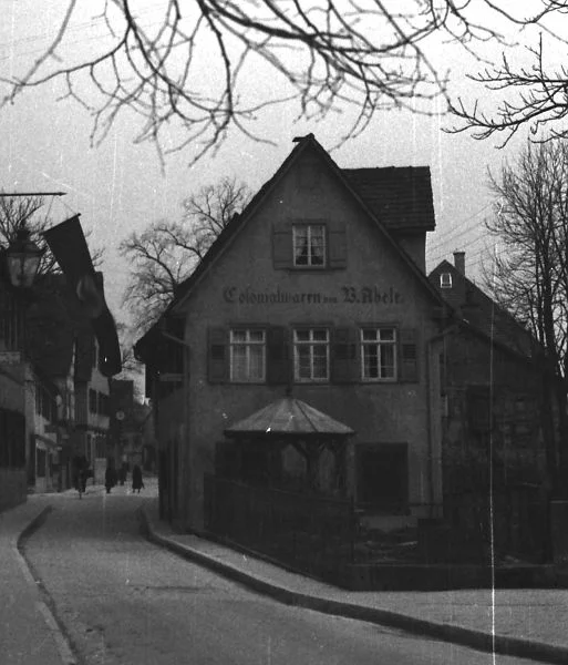 Mit Beflaggung für einen nationalsozialistischen Feiertag (evtl. 1. Mai). Undat., 1933 oder kurz danach. Fotograf unbekannt (StadtA Schwäb. Hall DIG 05888, Original: Ivo Lavetti / www.nostalgus.de, alle Rechte vorbehalten)