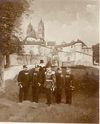 Ehreninvaliden vor dem Tor der Comburg, Aufnahme der „Photograpischen Anstalt“ Weiß in Schwäbisch Hall, 1909 (StadtA Schwäb. Hall PK 01895)