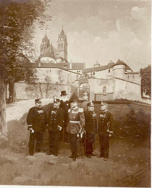 Ehreninvaliden vor dem Tor der Comburg, Aufnahme der „Photograpischen Anstalt“ Weiß in Schwäbisch Hall, 1909 (StadtA Schwäb. Hall PK 01895)
