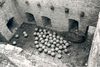 Bei der Sanierung im Sommer 1989 ausgegrabene steinerne Kanonenkugeln. Foto: Eberhard Weller, Fotograf (StadtA SHA FS 36280)