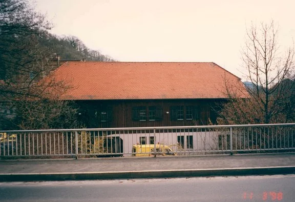 Nebengebäude an der Limpurgbrücke vor umfangreichen Abbrucharbeiten für den Neubau des Kundenzentrums und weiterer Gebäude, 1998 (StadtA SHA 27/193)