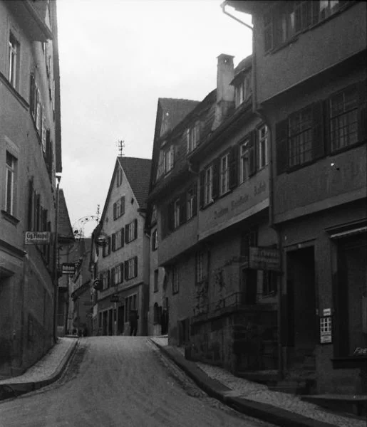 Blick in die Zollhüttengasse, Teilansicht des Hauses ganz rechts. Undat., um 1928-1934. Fotograf unbekannt (StadtA Schwäb. Hall DIG 05919, Original: Ivo Lavetti / www.nostalgus.de, alle Rechte vorbehalten)