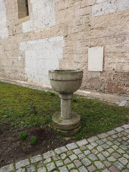 Südlich der Kirche aufgestellter, alter Taufstein, Aufnahme von 2016. Foto: Günter Albrecht (StadtA Schwäb. Hall DIG 7302)
