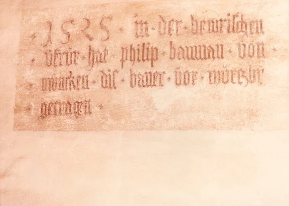 Eine von mehreren Inschriften, die an Trophäen aus der Zeit des Bauernkriegs von 1525 erinnern: „1525 in der bewrischen ufrur hat philip bauman von müncken dis baner vor wurtzb[urg] getragen“. Foto von 1978 (StadtA Schwäb. Hall FS 09645)