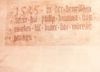 Eine von mehreren Inschriften, die an Trophäen aus der Zeit des Bauernkriegs von 1525 erinnern: „1525 in der bewrischen ufrur hat philip bauman von müncken dis baner vor wurtzb[urg] getragen“. Foto von 1978 (StadtA Schwäb. Hall FS 09645)