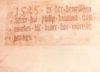Eine von mehreren Inschriften, die an Trophäen aus der Zeit des Bauernkriegs von 1525 erinnern: „1525 in der bewrischen ufrur hat philip bauman von müncken dis baner vor wurtzb[urg] getragen“. Foto von 1978 (StadtA Schwäb. Hall FS 09645)