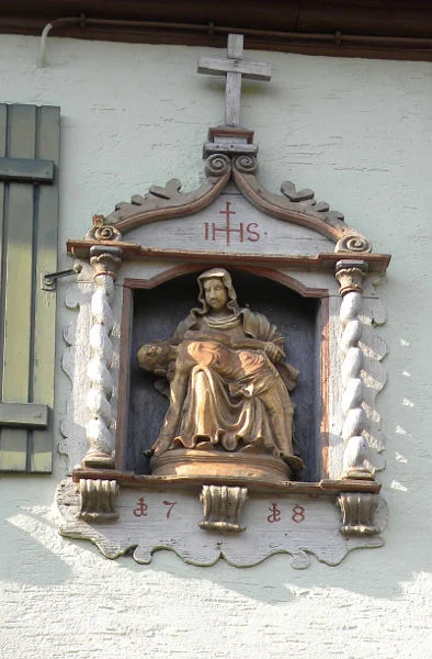 Pieta mit Jahreszahl 1718 an der Längsseite zur Straße, 2014. Foto: Günter Albrecht (StadtA Schwäb. Hall DIG 7040)