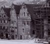 Bild vom Marktplatz aus, frühe 1950er Jahre; rechts das Gerüst vom Wiederaufbau des Rathauses. Foto: Prof. Adolf Schumacher (StadtA Schwäb. Hall FS 49815)