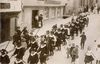 Umzug des Großen Siedershofs in der Bahnhofstraße, um 1900. Das Erdgeschoss der im Hintergrund sichtbaren „Rose“ ist seitdem deutlich verändert worden. Foto: Hermann Linke, Schwäbisch Hall (StadtA Schwäb. Hall FS 65347)