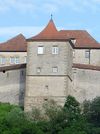 Rechteckturm an der Nordwestecke der Ringmauer, Blick aus dem Kochertal, September 2010. Foto: Daniel Stihler (StadtA SHA DIG 05481)