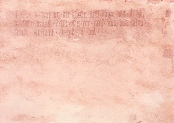 Diese Inschrift erinnert an eine Fahne, die das Haller Kontingent der Reichsarmee 1475 bei einem Feldzug gegen Herzog Karl den Kühnen von Burgund mit sich führte, dier die Stadt Neuss belagerte. Sie wurde bei dieser Gelegenheit von Daniel Treutwein getragen. Die Inschrift nennt die falsche Jahreszahl 1473: „1473 iar an der helgen drei kunig tag ist ausgeriden Dangel Treutwein für Neus und had disen fanen gefürdt al hie zu hal“. Foto von 1978 (StadtA Schwäb. Hall FS 09648)
