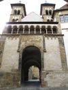 Romanischer Torbau und Giebel der Michaelskapelle von außen (aus Richtung Nordosten), Juni 2014. Foto: Daniel Stihler (StadtA SHA DIG 05389)