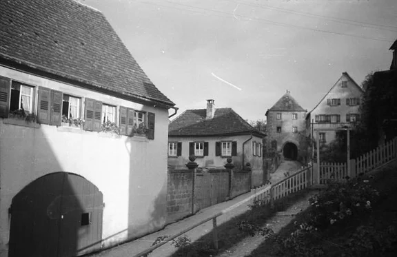 Blick aus Richtung Nordwesten, links das Hauptgebäude, schräg dahinter in der Bildmitte das früher zum Anwesen gehörende Haus Nr. 25. Undat., um 1928-1935. Fotograf unbekannt (StadtA Schwäb. Hall DIG 05578, Original: Ivo Lavetti / www.nostalgus.de, alle Rechte vorbehalten)