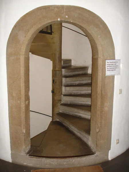 Durchgang zur Wendeltreppe im Vorraum im 1. Obergeschoss, Bild von 2006. Foto: Daniel Stihler (StadtA Schwäb. Hall DIG 00234)