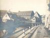 Blick entlang des Mühlkanals auf die Mühle und den dahinter stehenden Solespeicher der Saline, um 1900. Bild aus einem Fotoalbum des Salinenamtsvorstehers Gustav Müller (1836-1914) (StadtA Schwäb. Hall R65/01)