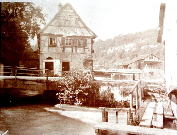 Eines der Nebengebäude der Sägemühle auf einem schwer datierbaren Bild der 1910er bis 1930er Jahre. Fotograf unbekannt, Original in Privatbesitz (StadtA Schwäb. Hall DIG 06303)