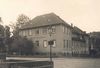 Blick über die Straße auf den Ostgiebel, an dem die Aufschrift ''Städt. Krankenhaus'' zu erkennen ist, wohl Anfang der 1930er Jahre (StadtA SHA FS 42772)