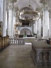 Blick aus dem Chor in das Langschiff und auf den Radleuchter, rechts das Stiftergrab von etwa 1180, Juni 2014. Foto: Daniel Stihler (StadtA Schwäb. Hall DIG 05419)