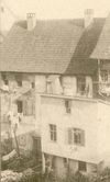 Ausschnitt aus einem Bild um 1900, ebenfalls mit der Rückseite des Hauses. Der Anbau im Vordergrund gehört zum Nachbarhaus Nr. 22. Foto: Wilhelm Klemm (StadtA Schwäb. Hall FS 40617)