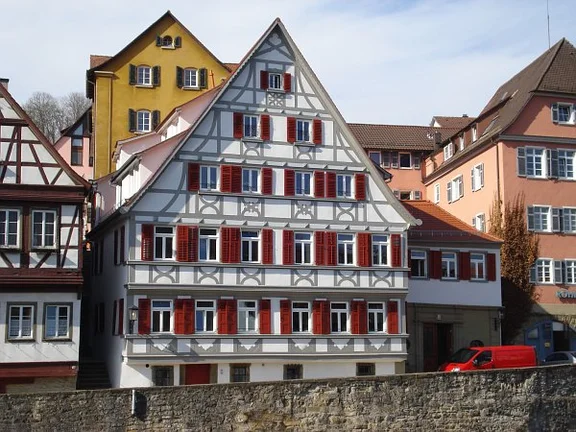 Ostansicht über den Kocher nach der Sanierung, März 2010. Foto: Daniel Stihler  (StadtA SHA Server Häuserlexikon)