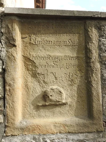 Grabstein des Joseph Kleiner, Amtmann der Johanniterkommende in Hall (teilw. verwittert)  in der Friedhofsmauer, 2014. Foto: Günter Albrecht (StadtA Schwäb. Hall DIG 7097)
