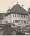 Bild von 1948, im Vordergrund Fahrzeuge der Schwäbisch Haller Feuerwehr. Das Haus war damals Sitz der Schwäbisch Haller AOK (StadtA Schwäb. Hall R71/0116)