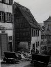 Nach dem Beginn der Abbrucharbeiten für die Umgehungsstraße (heutige Johanniterstraße), 11. Juli 1933. Das Nachbarhaus Nr. 32 ist bereits abgebrochen, im Vordergrund die Loren einer für die Abfuhr von Schutt und Aushub verwendeten Feldbahn (StadtA SHA FS 12198)