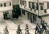 Bei einem Umzug der „Nationalen Front“ 1933: Vor dem Haus marschiert ein SA-Verband vorbei (StadtA Schwäb. Hall FS 04402)