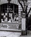 1926 stellte Friedrich Finckh vor seiner Drogerie eine BP-Zapfsäule; damit betrieb er eine der ersten (bescheidenen) Tankstellen in Schwäbisch Hall. Da bis 1933, zum Bau der Johanniterstraße  als erster Umgehungsstraße, der Fernverkehr durch die Altstadt und über den Marktplatz passierte, war der heute abseitig anmutende Standort durchaus gewinnträchtig. Foto aus den 1930er Jahren. Fotograf unbekannt (StadtA Schwäb. Hall FS 46480)