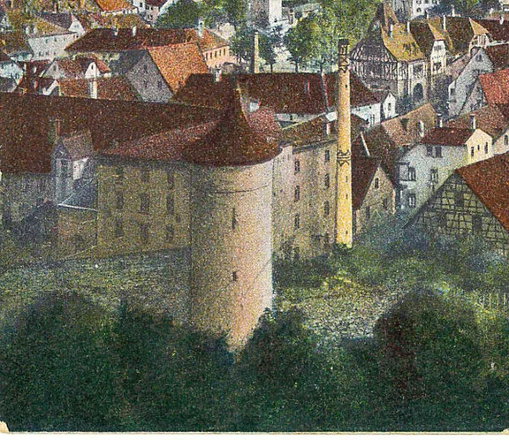 Hinter dem Scharfrichterturm ist das heute nicht mehr existente Brauereigebäude der Ritterbrauerei (heute Standort des Park- und Geschäftshauses „Ritter“)  zu erkennen. Ausschnitt aus einer 1920 gelaufenen, wahrscheinlich etwas ältere Postkarte (StadtA Schwäb. Hall PK 04805).