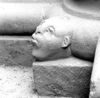 Maskenverzierter Säulenfuß an der nördlichen innere Chorecke von St. Jakob, ausgegraben durch Dr. Eduard Krüger beim Wiederaufbau des Rathauses 1951 (StadtA Schwäb. Hall FS 00076b)