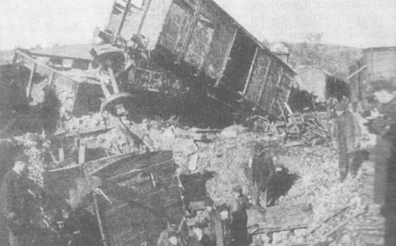 Schutt und zerstörte Waggons auf dem Bahnhofsgelände nach dem US-Bombenangriff vom 21. Februar 1945. Undat. Foto, Slg. Michael S. Koziol  (StadtA Schwäb. Hall FS 50852)