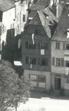 Ausschnitt aus einem US-Foto der Altstadt vom 18. April 1945, einen Tag nach der Besetzung der Stadt durch amerikanische Truppen. Gut erkennbar sind die aus den Fenstern hängenden weißen Fahnen als Zeichen der Kapitulation (StadtA Schwäb. Hall FS 11665)