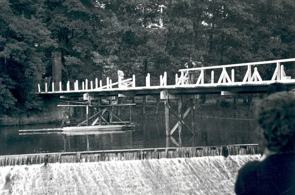 Provisorischer „Notsteg“ nach dem Einsturz des Kettenstegs, Februar 1956. Foto: N. Bayer, Schwäbisch Hall (StadtA Schwäb. Hall FS 14290)Bau eines Notstegs nach dem Einsturz des Kettenstegs, 1954 (StadtA SHA FS 23418)