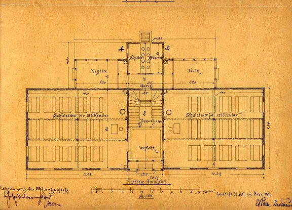 Grundriss des Erdgeschosses aus den Bauplänen von Stadtbaumeister Christoph Kolb, 1887. Hingewiesen sei auf die eingezeichneten Schultische und -bänke in den beiden „Schulzimmern“ für jeweils 125 Kinder (StadtA SHA H02/4469)