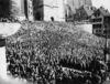 Kundgebung zum 1. Mai 1935. Die Nationalsozialisten nutzten Marktplatz und Freitreppe häufig für ihre Massenaufmärsche. Fotograf unbekannt (StadtA Schwäb. Hall FS  15079)