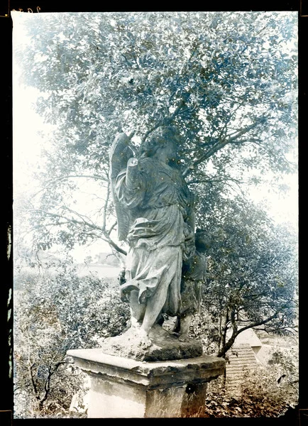 Barocke Skulptur des Schutzengels, undat., Anfang des 20. Jahrhunderts. Aus der Glasnegativ-Sammlung des Landesdenkmalamts (Landesarchiv Baden-Württemberg, Abt. Staatsarchiv Ludwigsburg, EL 228 a I Nr 1310 / Permalink http://www.landesarchiv-bw.de/plink/?f=2-1102571-1).