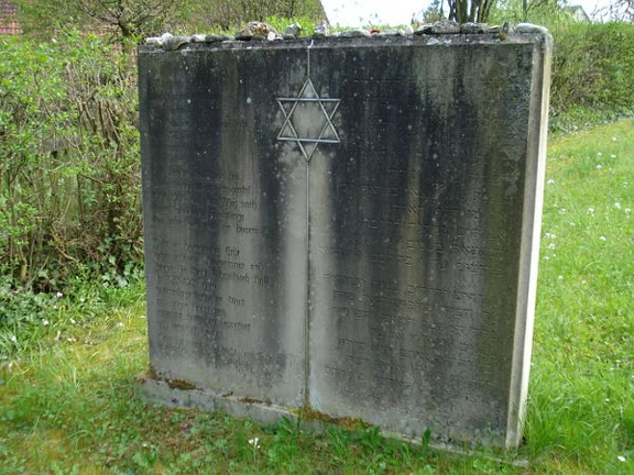 Gedenkstein zum jüdischen Friedhof, Bild von 2009. Foto: Daniel Stihler (StadtA Schwäb. Hall DIG 07398)
